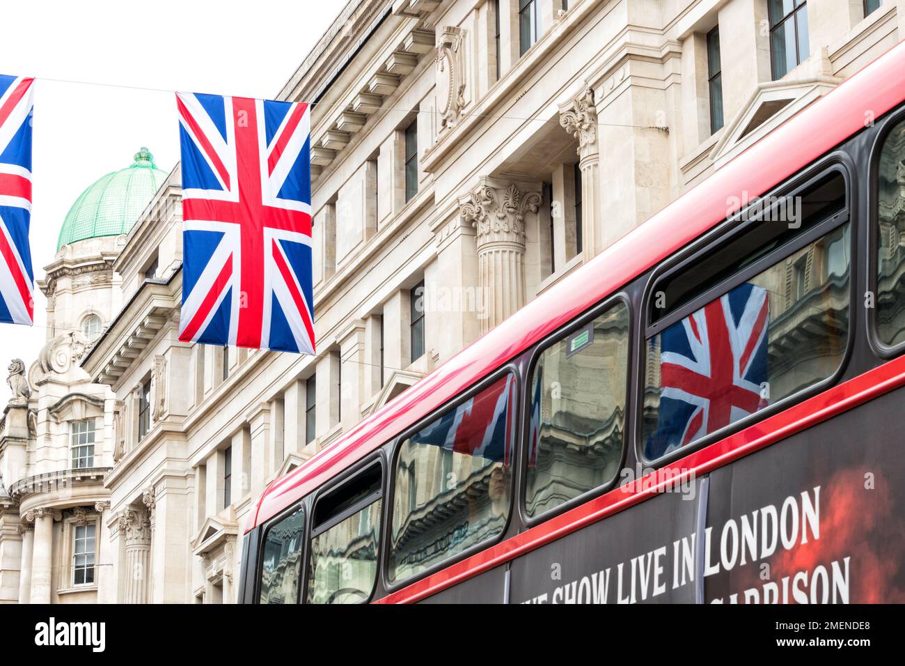 Les drapeaux de l'Union Jack se reflètent dans le bus rouge de Londres sur Regent Street, Londres, Angleterre Banque D'Images