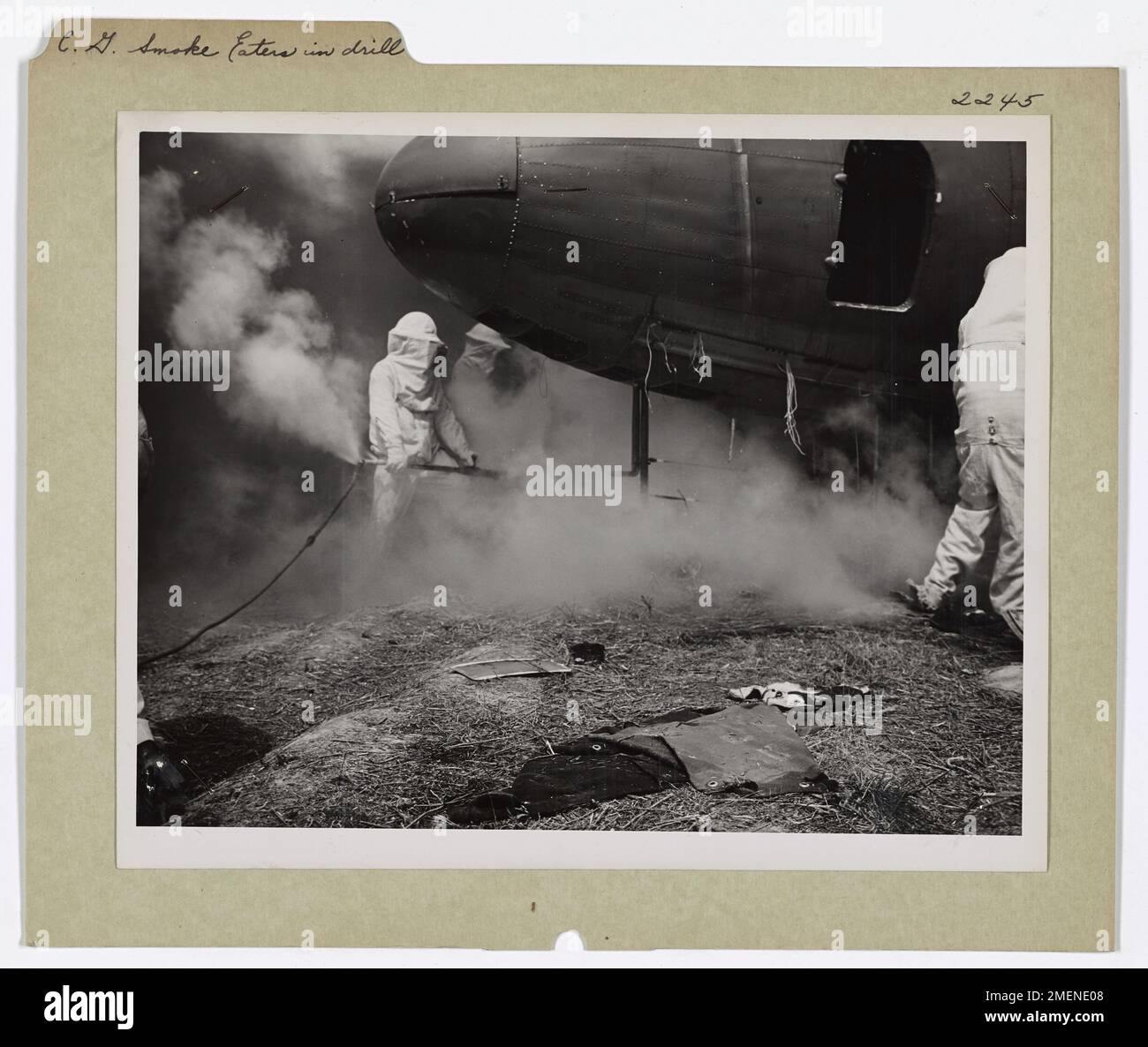 Mangeurs de fumée de la Garde côtière dans les foreuses constantes. Cette image illustre les pompiers des États-Unis Garde côtière qui se frayait dans la fumée et les flammes pour combattre les blazers lors d'un accident d'avion simulé à la station aérienne d'Elizabeth City, en Caroline du Nord. Banque D'Images