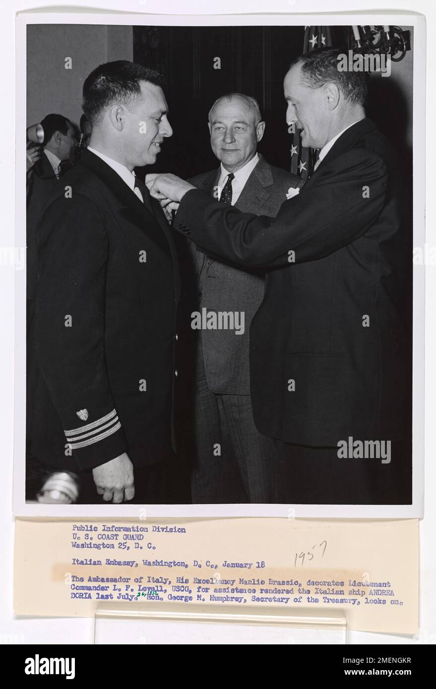 Le Capitaine de corvette L. F. Lovell est décoré pour assistance au navire italien Andrea Doria. Ambassade d'Italie, Washington, DC, 18 janvier 1957. L'Ambassadeur d'Italie, son Excellence Manlio Brassio [Brosio] [Brosio], décore le Capitaine de frégate L. F. Lovell, USCG, pour l'assistance apportée au navire italien ANDREA DORIA Last 26 juillet 1956. L'honorable George M. Humphrey, secrétaire du Trésor, regarde. Banque D'Images