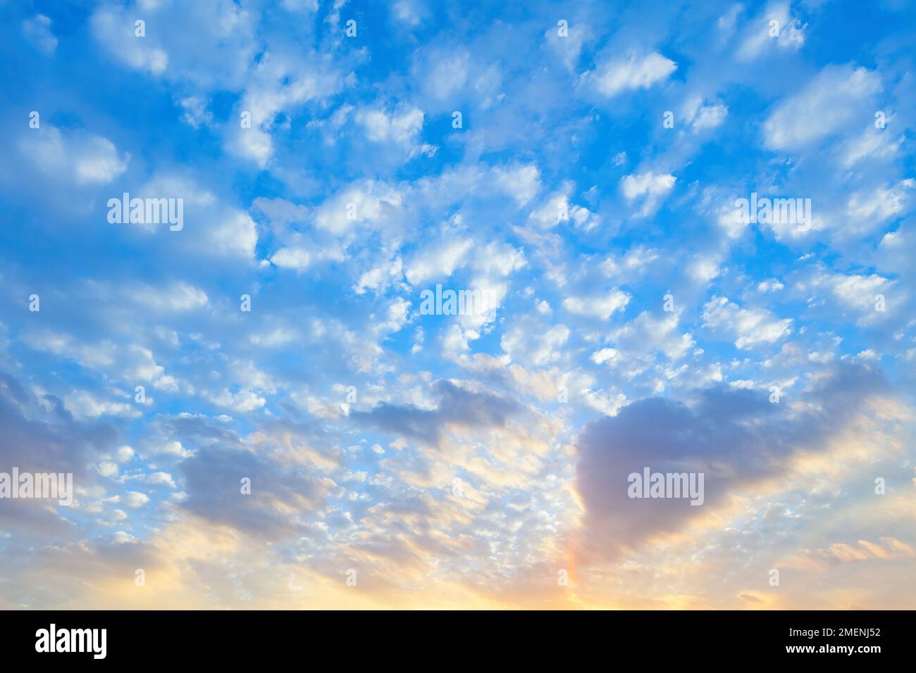 Ciel avec nuages à coucher du soleil Banque D'Images