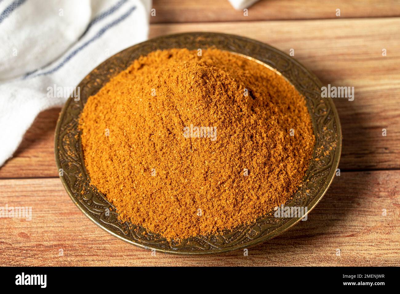 Épice de meatball dans un bol sur une table rustique. L'assaisonnement au meatball est un mélange d'épices composé de cumin, de coriandre, de poivre rouge moulu, de thym, de poivre noir, unio Banque D'Images