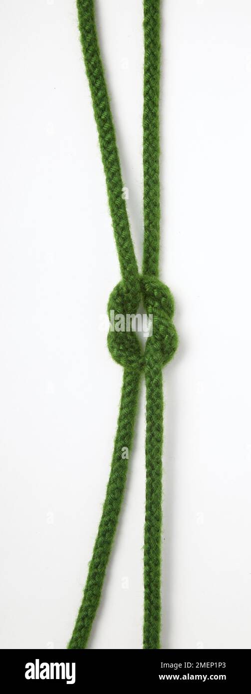 Granny Knot, version mal formée du nœud de récif, nouée dans une corde verte (nœud de liaison) Banque D'Images