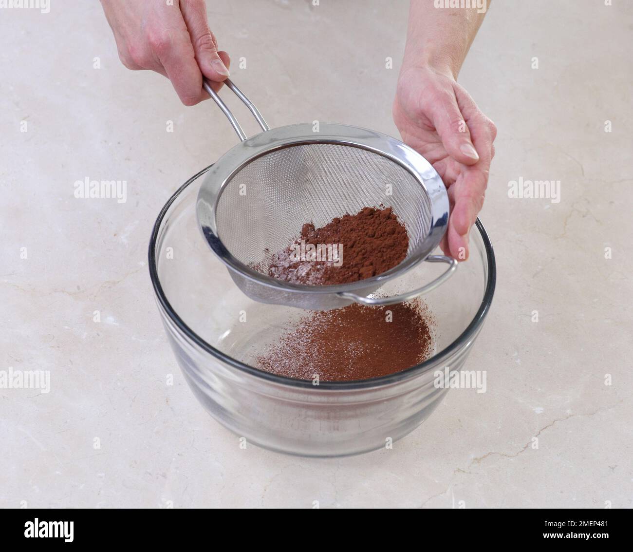 Tamisez la poudre de cacao, la farine et le sel dans un bol, en faisant de la roulade de noix de Chestnut au chocolat Banque D'Images