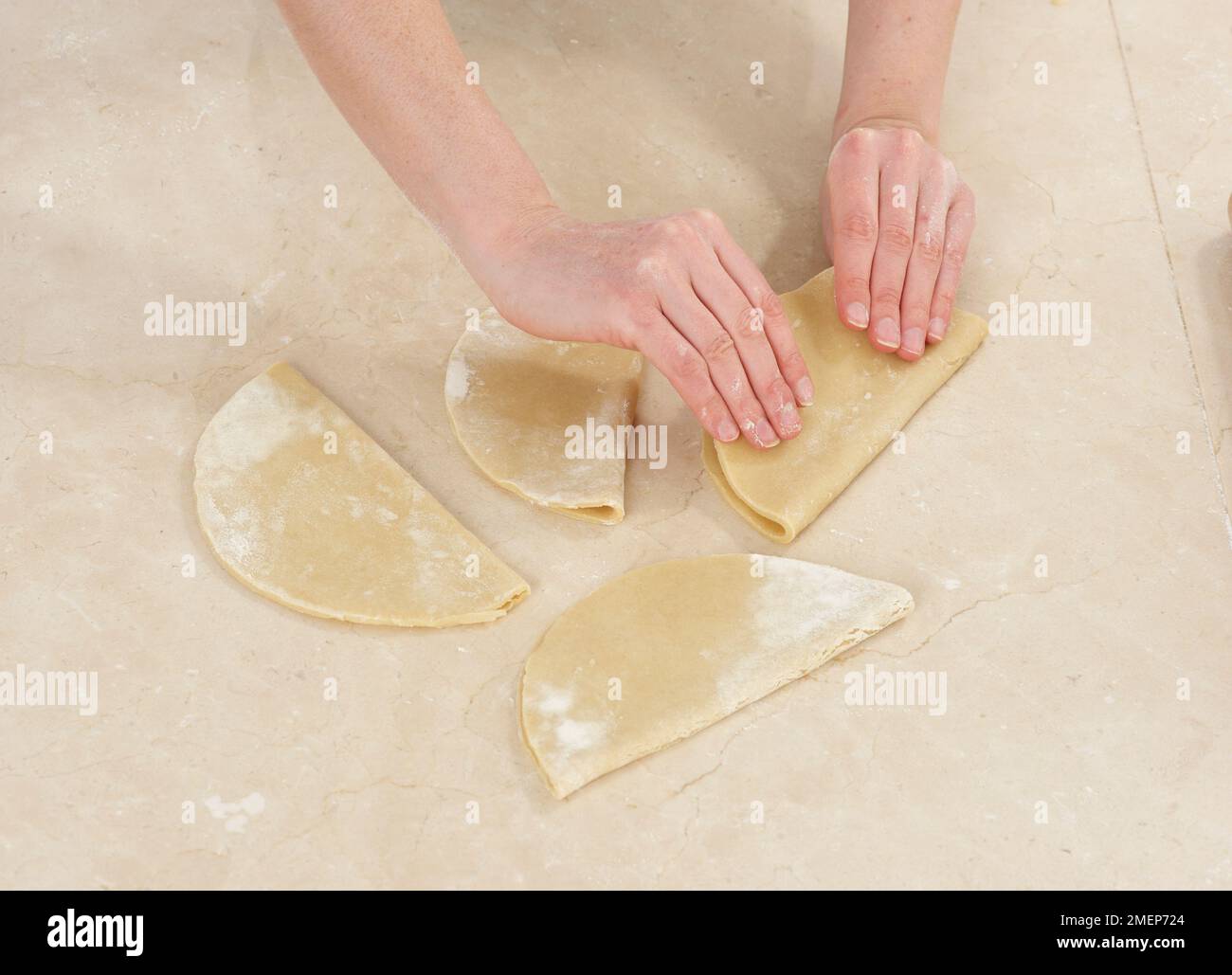 Cornish Pasties, repliant les cercles en deux Banque D'Images