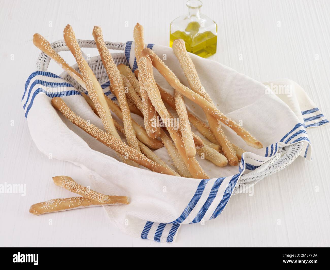 Gressins Grissini dans un panier avec torchon et huile d'olive Banque D'Images