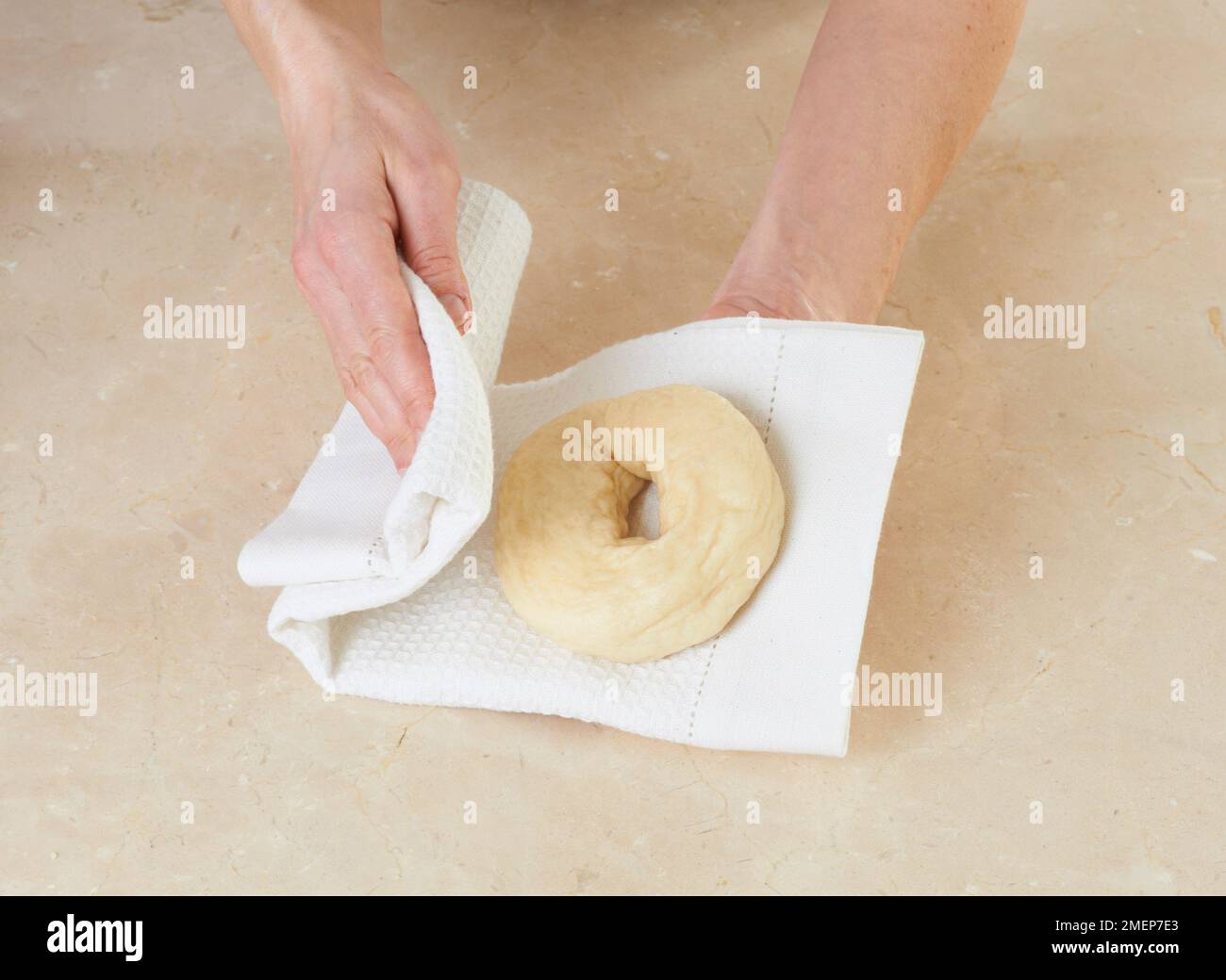 Utilisez un torchon pour sécher la pâte à bagel Banque D'Images