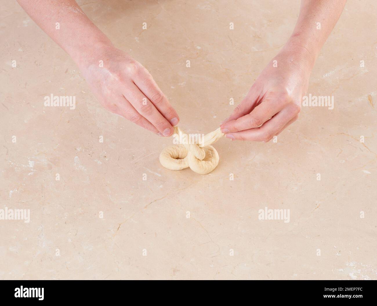 Façonnage de la pâte à bretzel Banque D'Images