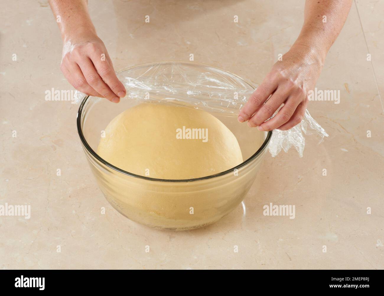 Préparer Brioche des rois, lever la pâte dans un bol Banque D'Images