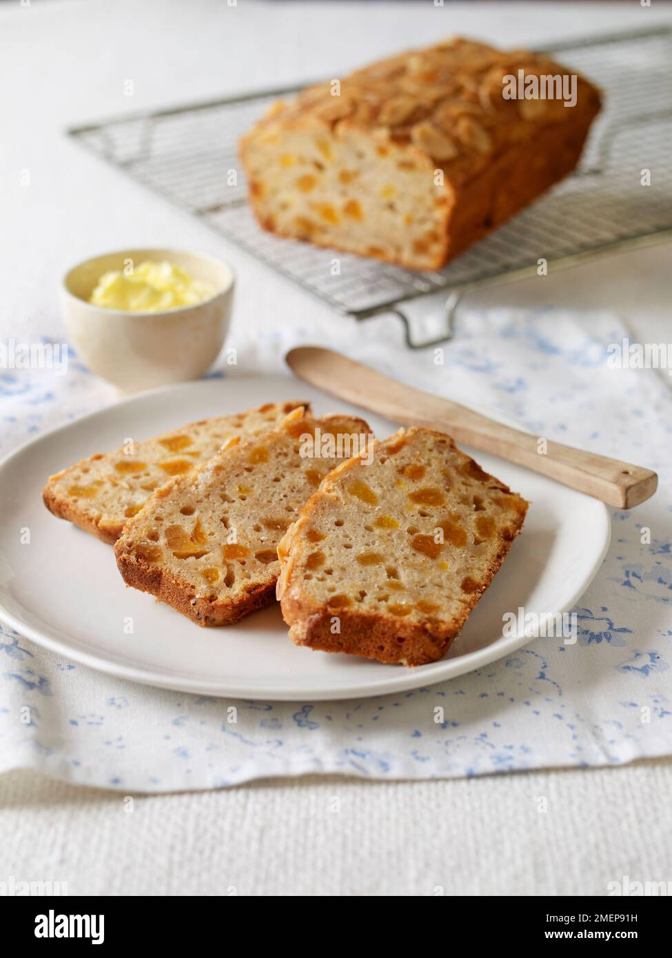 Tranches de pain sans gluten de cardamome abricot sur plaque blanche Banque D'Images