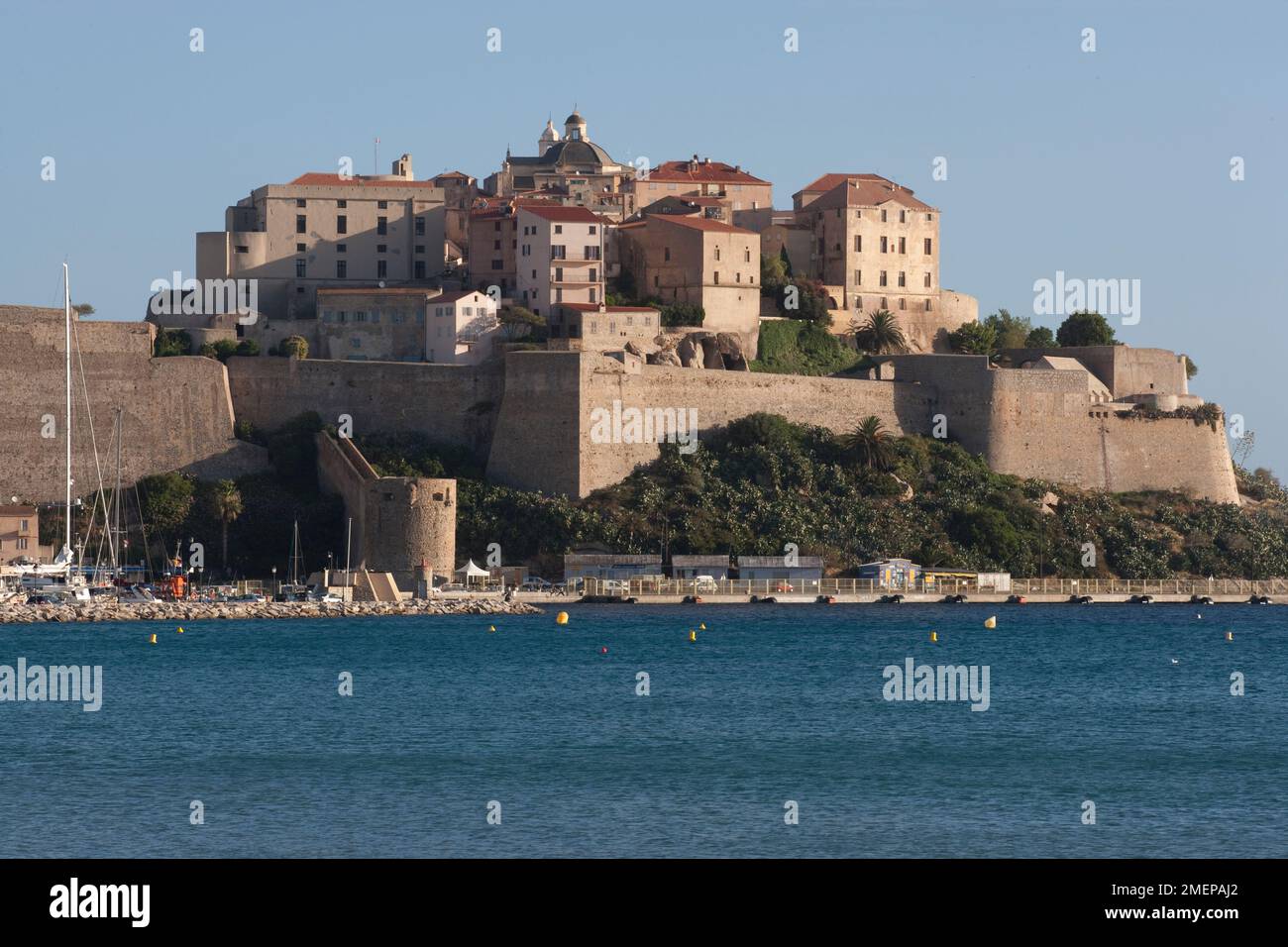 France, Corse, Calvi - vue sur la citadelle de l'autre côté de la baie Banque D'Images