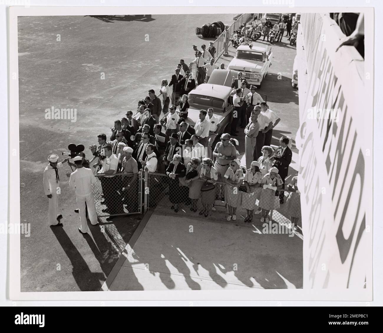 Les membres des médias se rassemblent pour observer le pilote africain alors qu'il accoste à Port Everglades, en Floride. Les gardes-côtes et le personnel de la Croix-Rouge aident à soigner et à décharger les réfugiés cubains amenés par le navire. Banque D'Images