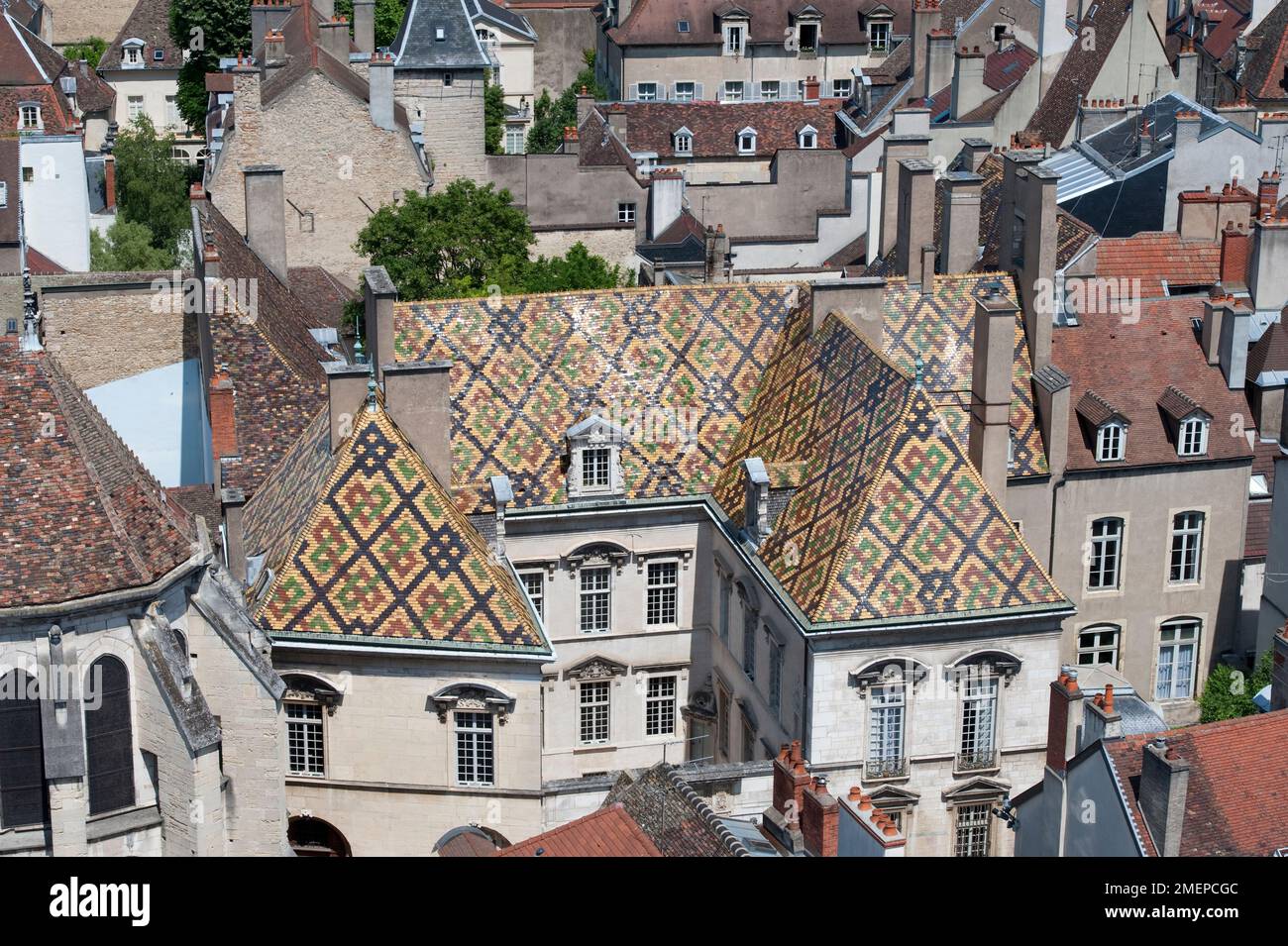 France, Bourgogne, Côte d'Or, Dijon, Hôtel de Vogue, toit carrelé coloré Banque D'Images