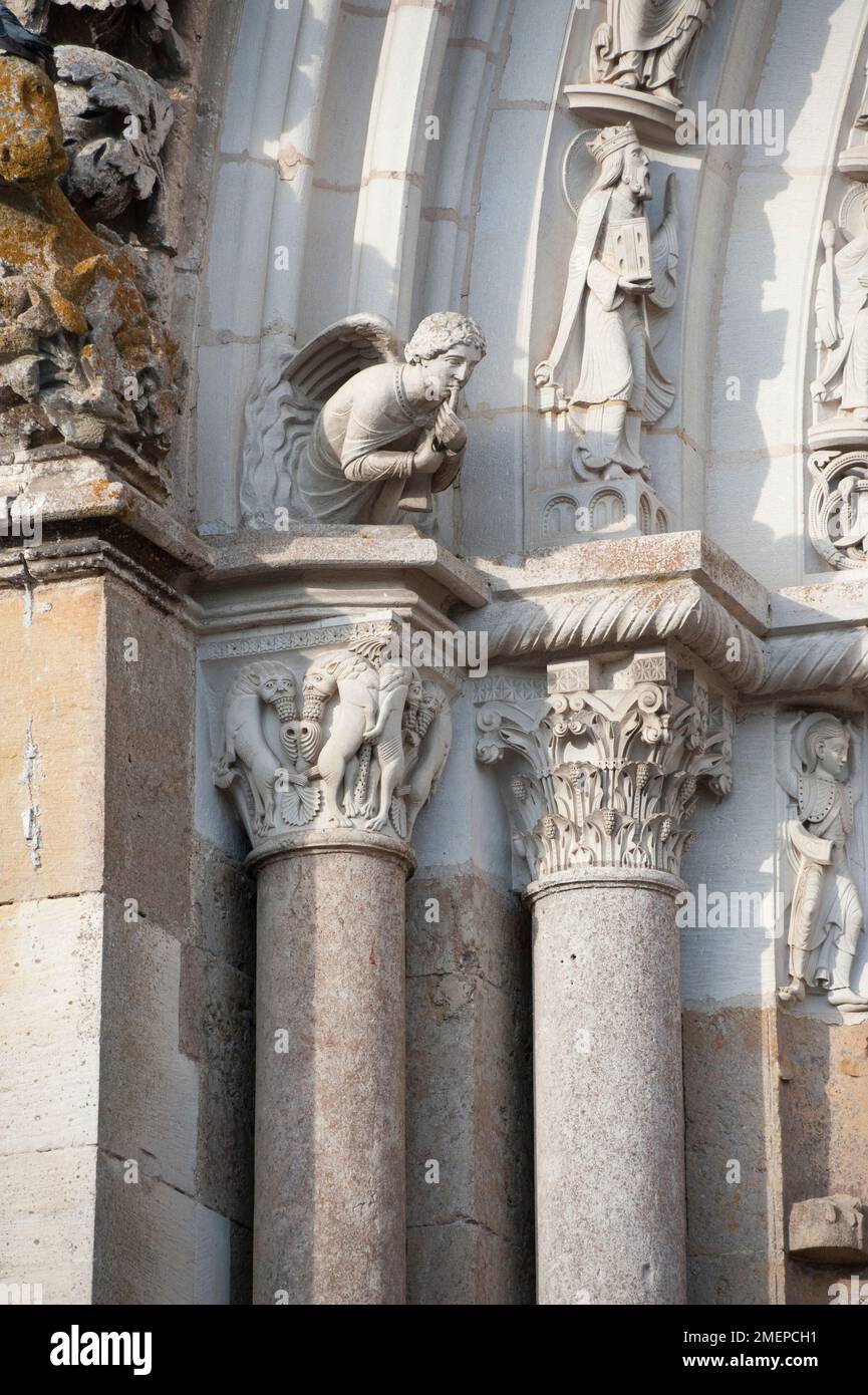 France, Bourgogne, Yonne, Vézelay, Basilique Sainte-Marie-Madeleine, sculptures et sculptures sur la cathédrale Banque D'Images