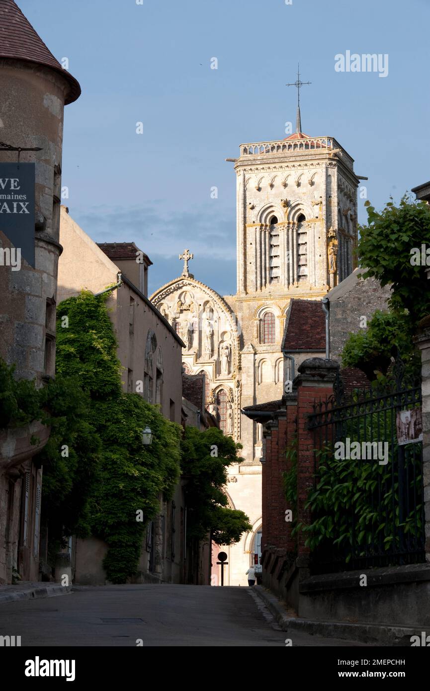 France, Bourgogne, Yonne, Vézelay, Basilique Sainte-Marie-Madeleine, église de l'abbaye et vieille ville Banque D'Images