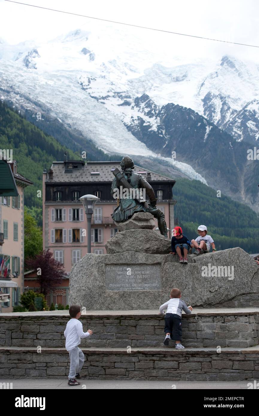 France, Rhône-Alpes, haute-Savoie, Chamonix-Mont-blanc (Chamonix), statue de l'alpiniste Michel-Gabriel Paccard Banque D'Images