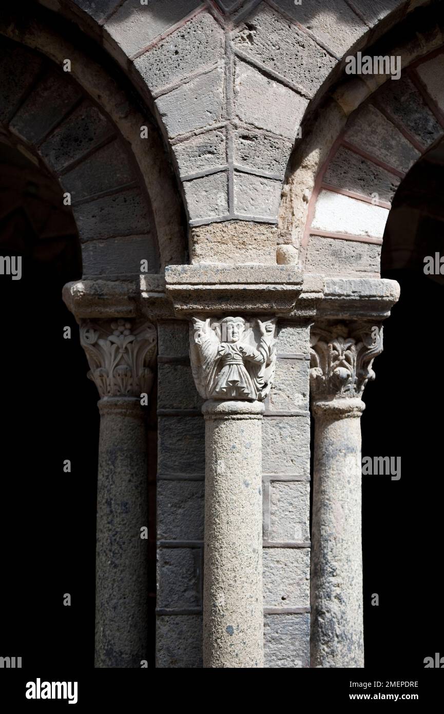 France, Auvergne, haute-Loire, le Puy-en-Velay, Cathédrale du Puy (Cathédrale notre-Dame du Puy), extérieur, colonnes et arches Banque D'Images