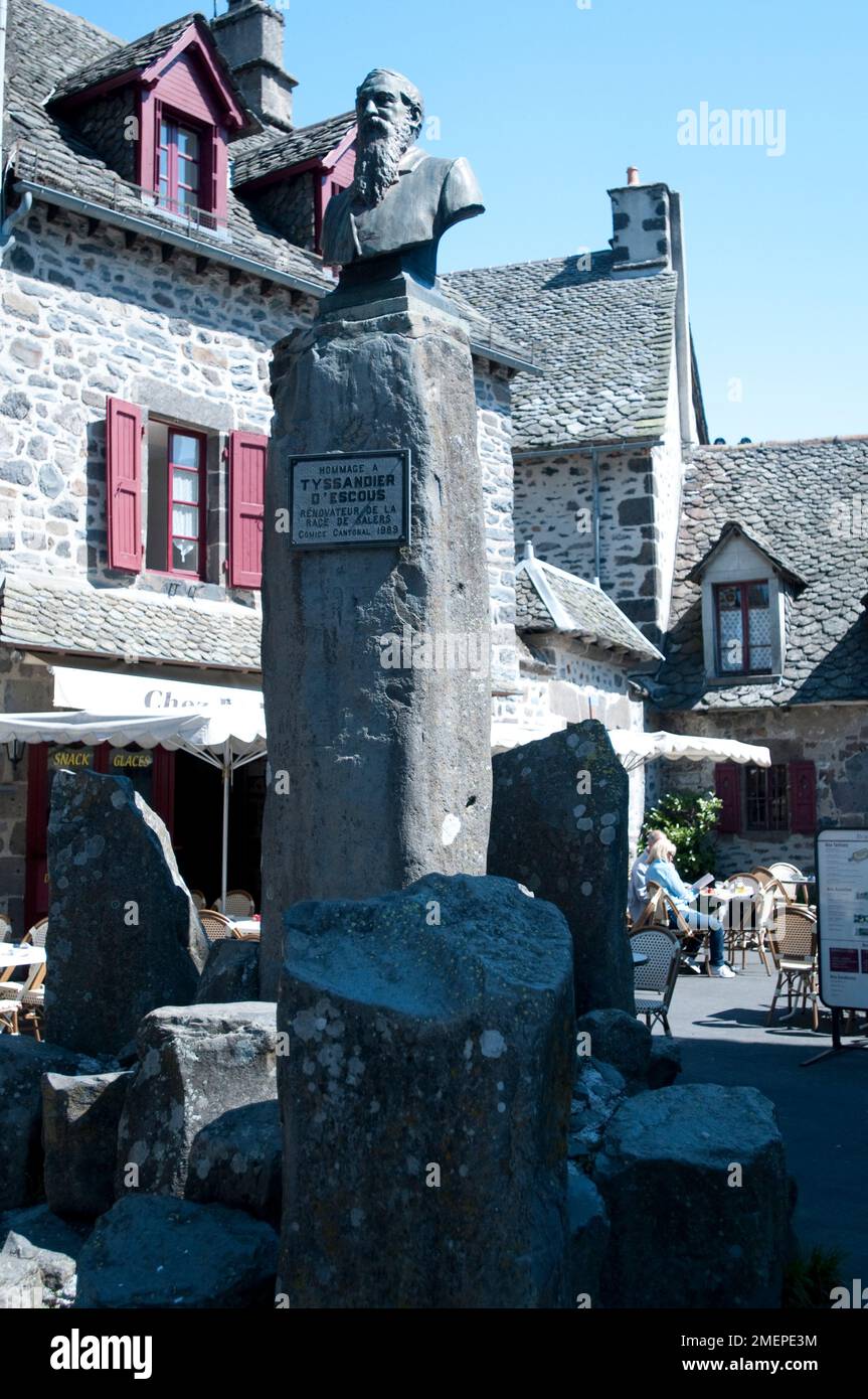 France, Auvergne, Cantal, Salers, buste de l'éleveur de bétail local Ernest Tyssandier d'Escous sur la place Banque D'Images