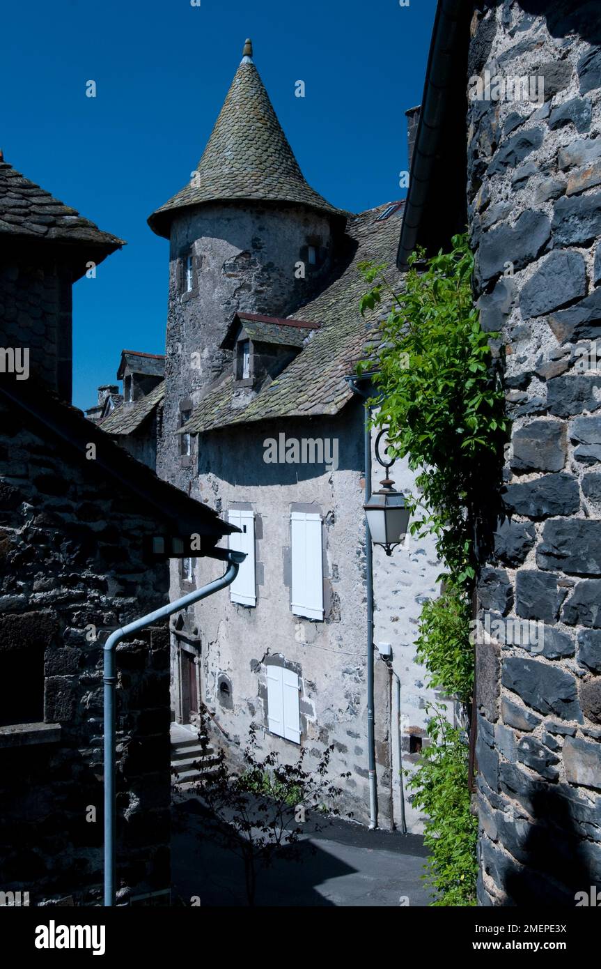 France, Auvergne, Cantal, Salers, ruelle étroite et maisons anciennes du village médiéval Banque D'Images