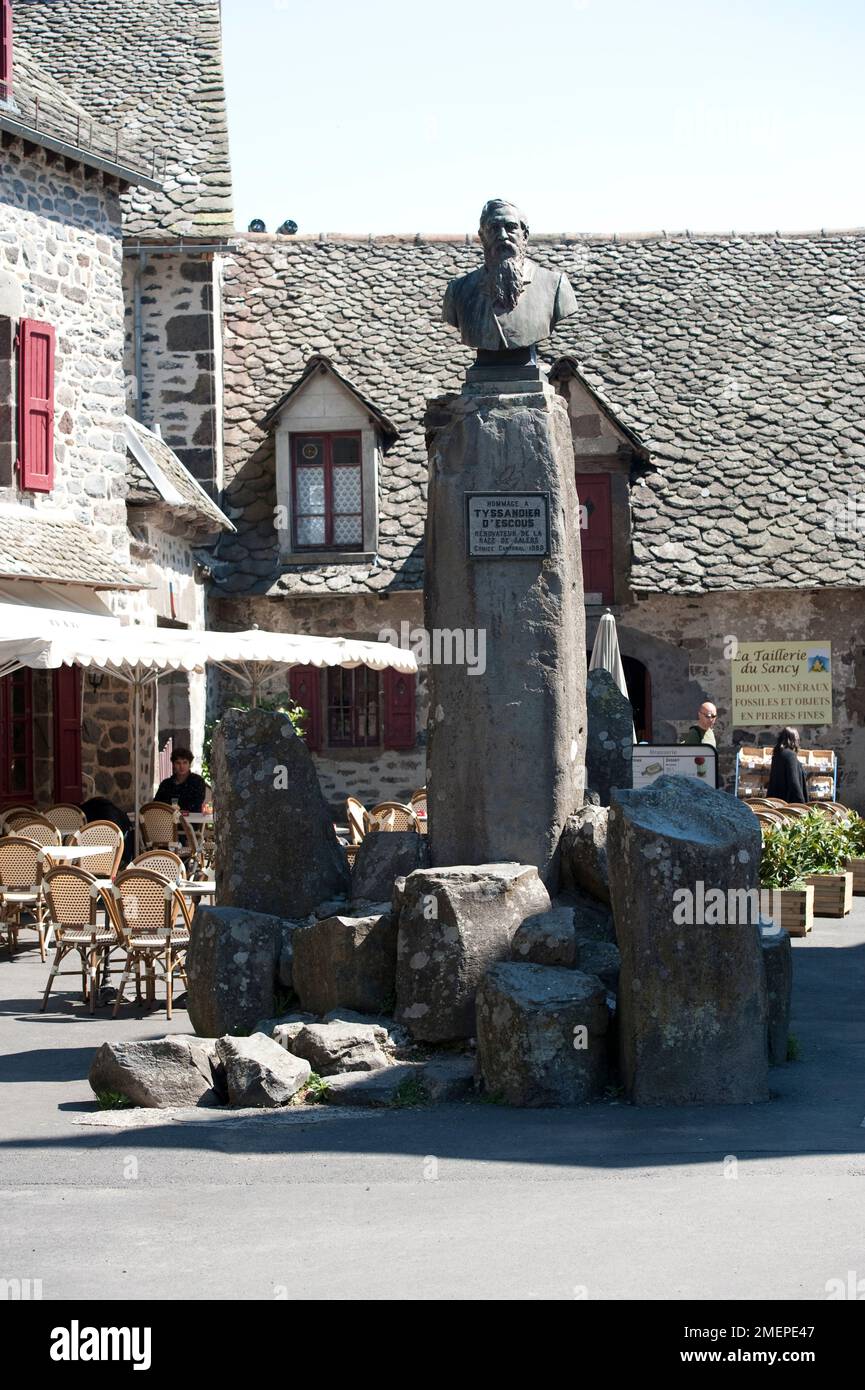 France, Auvergne, Cantal, Salers, buste de l'éleveur de bétail local Ernest Tyssandier d'Escous sur la place du village Banque D'Images