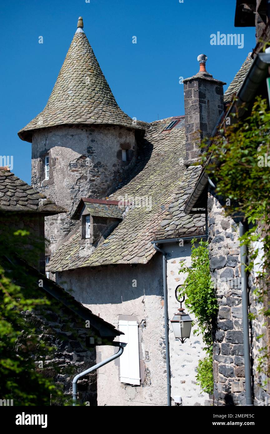 France, Auvergne, Cantal, Salers, ancienne maison médiévale avec toit pointu Banque D'Images