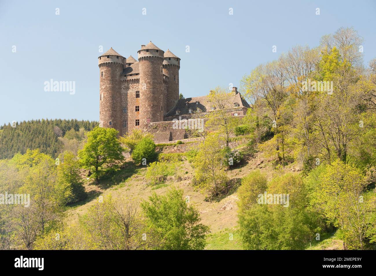 France, Auvergne, Cantal, ville de Lanobre, Château de Val, château avec quatre tours Banque D'Images