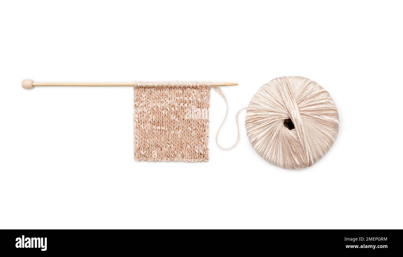 Balle de fil de ruban et échantillon tricoté sur l'aiguille à tricoter Banque D'Images