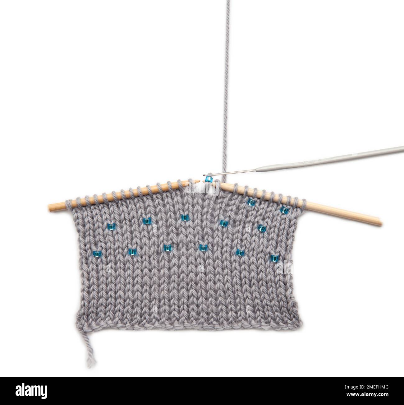 Exemple de cordon inséré avec crochet sur l'échantillon de tricot Banque D'Images