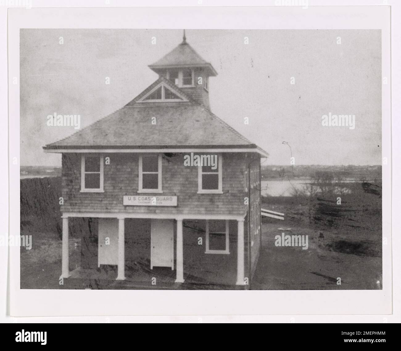 Cette image montre l'élévation sud de la station de sauvetage de Chatham (#42) dans le Massachusetts, un emplacement clé pour les opérations de recherche et de sauvetage maritimes le long de la côte est des États-Unis Banque D'Images Cette image montre l'élévation sud de la station de sauvetage de Chatham (#42) dans le Massachusetts, un emplacement clé pour les opérations de recherche et de sauvetage maritimes le long de la côte est des États-Unis Banque D'Images