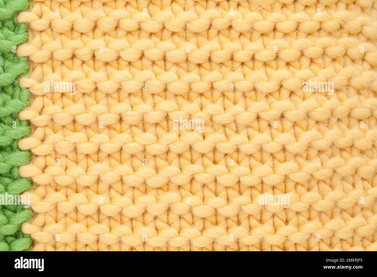 Carré tricoté en laine d'alpaga jaune citron Banque D'Images