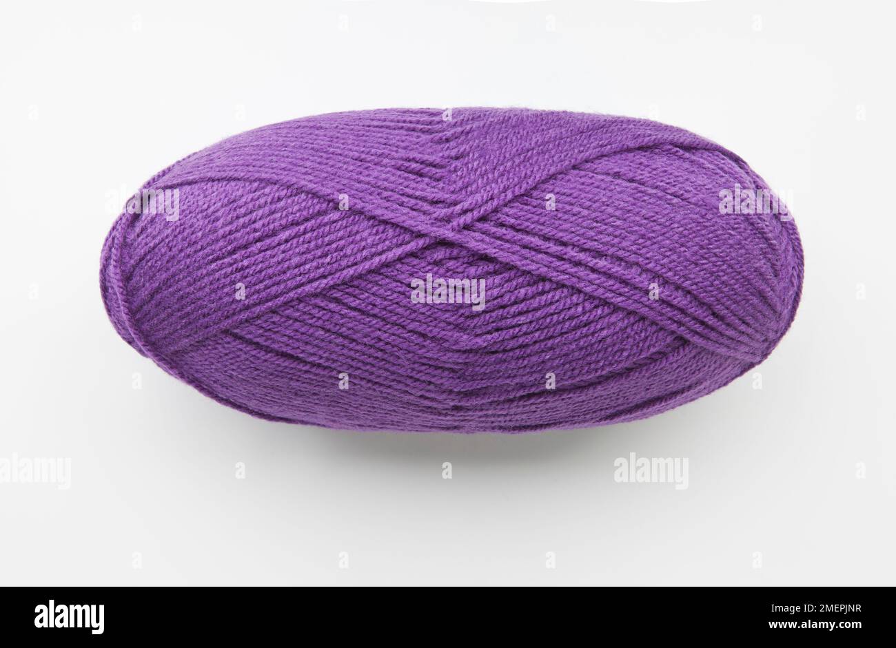 Boule de fil acrylique violet Banque D'Images