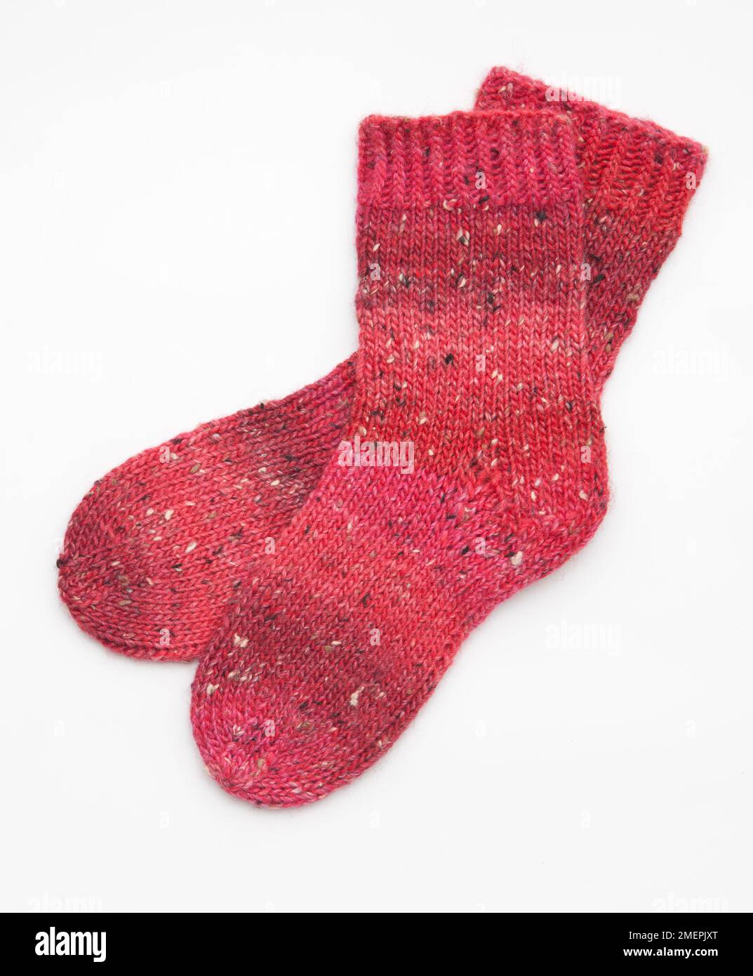 Paire de chaussettes montantes d'hiver tricotées rouges Banque D'Images