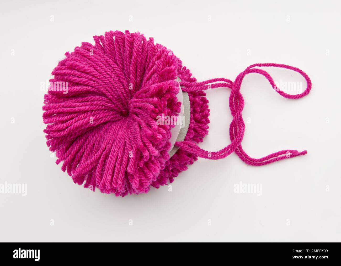 Pompon en laine rose foncé, préparation Photo Stock - Alamy