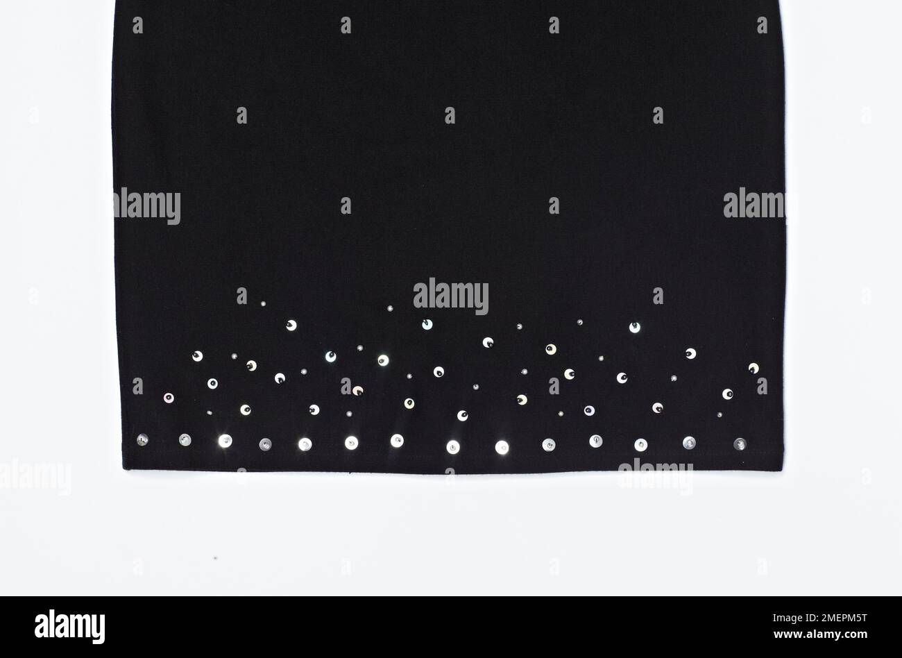 Robe noire ornée de perles et de sequins, gros plan Banque D'Images