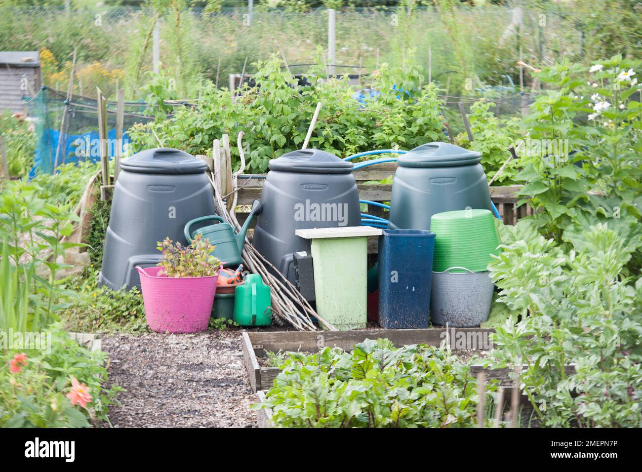 Trois bacs à compost et autres pots de jardin Banque D'Images