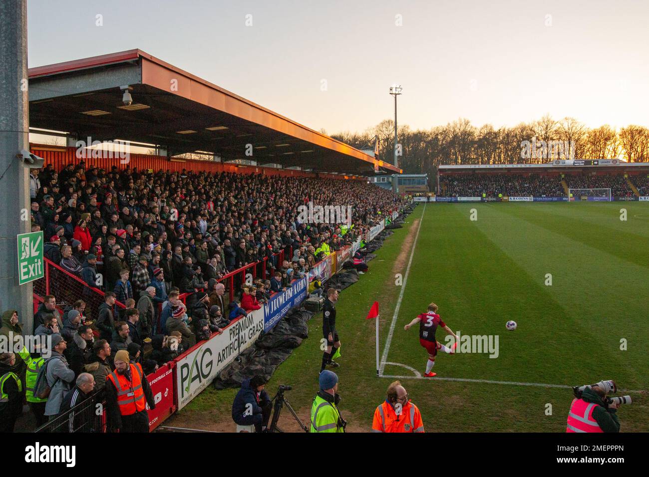 Vue générale du stade Lamex du Stevenage football Club pendant le match. Le joueur prend le coup de fouet de corning. Banque D'Images