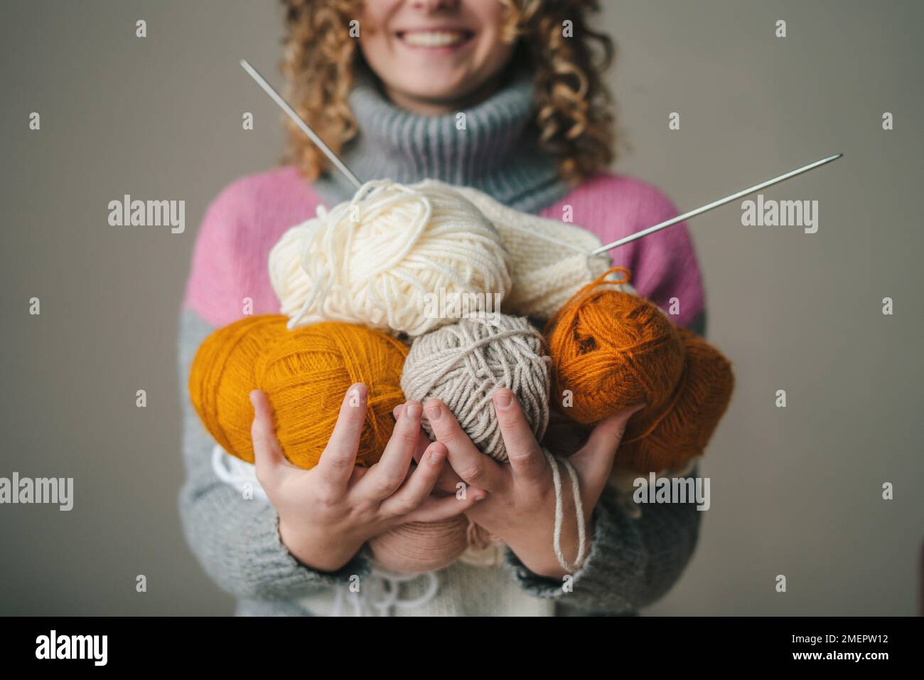 Art créatif femme mains avec balles de fil pour tricoter. Mise au point sélective. Concept créatif. Concept de mode de vie des personnes. Banque D'Images