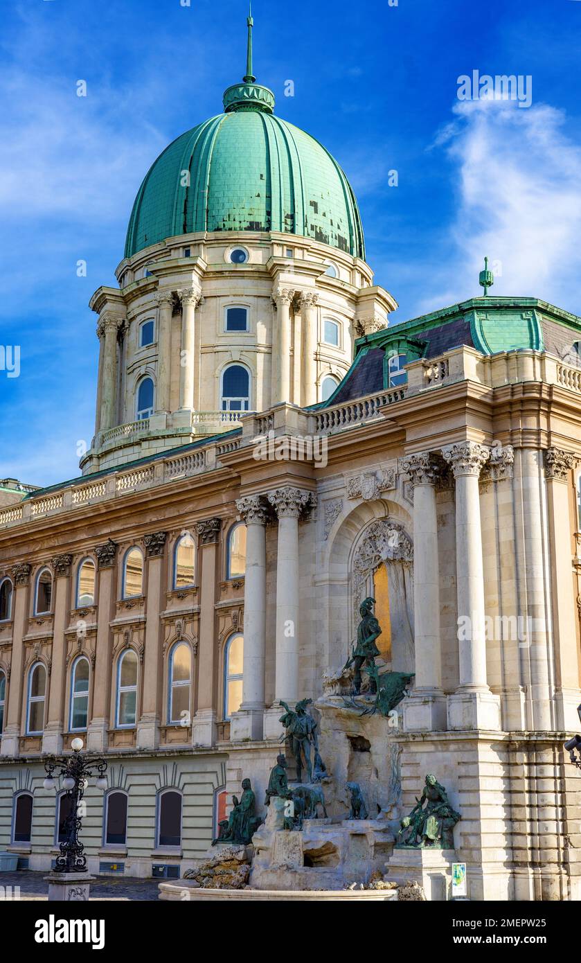 dôme du château de buda avec fontaine de chasse Matthias à Budapest Hongrie . Banque D'Images