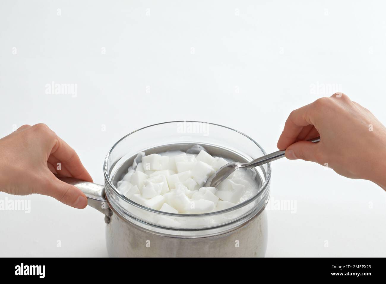 Faire fondre les morceaux de savon opaque dans un bol résistant à la  chaleur sur une casserole d'eau en fusion, en gros plan Photo Stock - Alamy