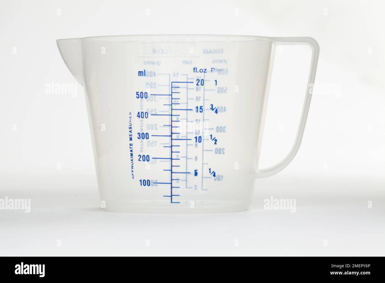 Jug measuring Banque de photographies et d’images à haute résolution ...
