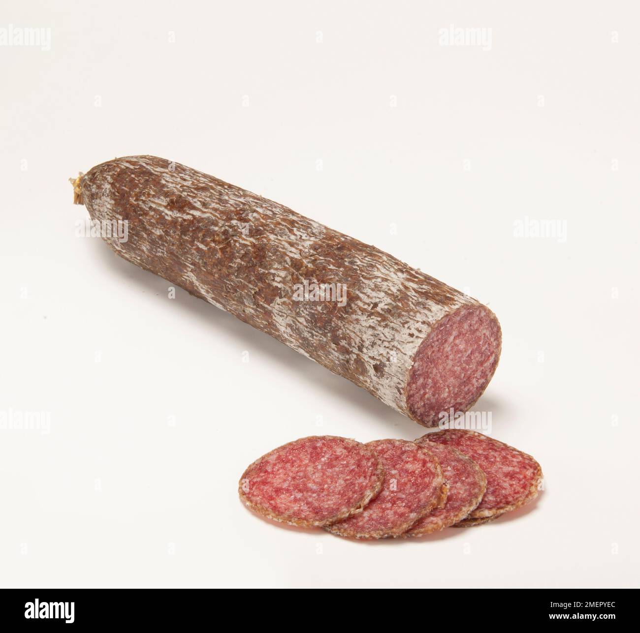 Telizsalami en tranches et entières, porc hongrois fumé et séché lentement à l'air 'salami d'hiver' aromatisé au poivre blanc et aux épices. Banque D'Images Telizsalami en tranches et entières, porc hongrois fumé et séché lentement à l'air 'salami d'hiver' aromatisé au poivre blanc et aux épices. Banque D'Images