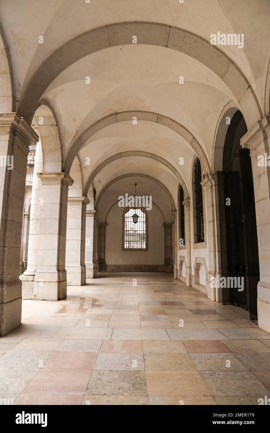 Mafra, Lisbonne, Portugal- 17 janvier 2023: Couloir, arches, Escalier en marbre et lampes du Palais - Couvent de Mafra Banque D'Images