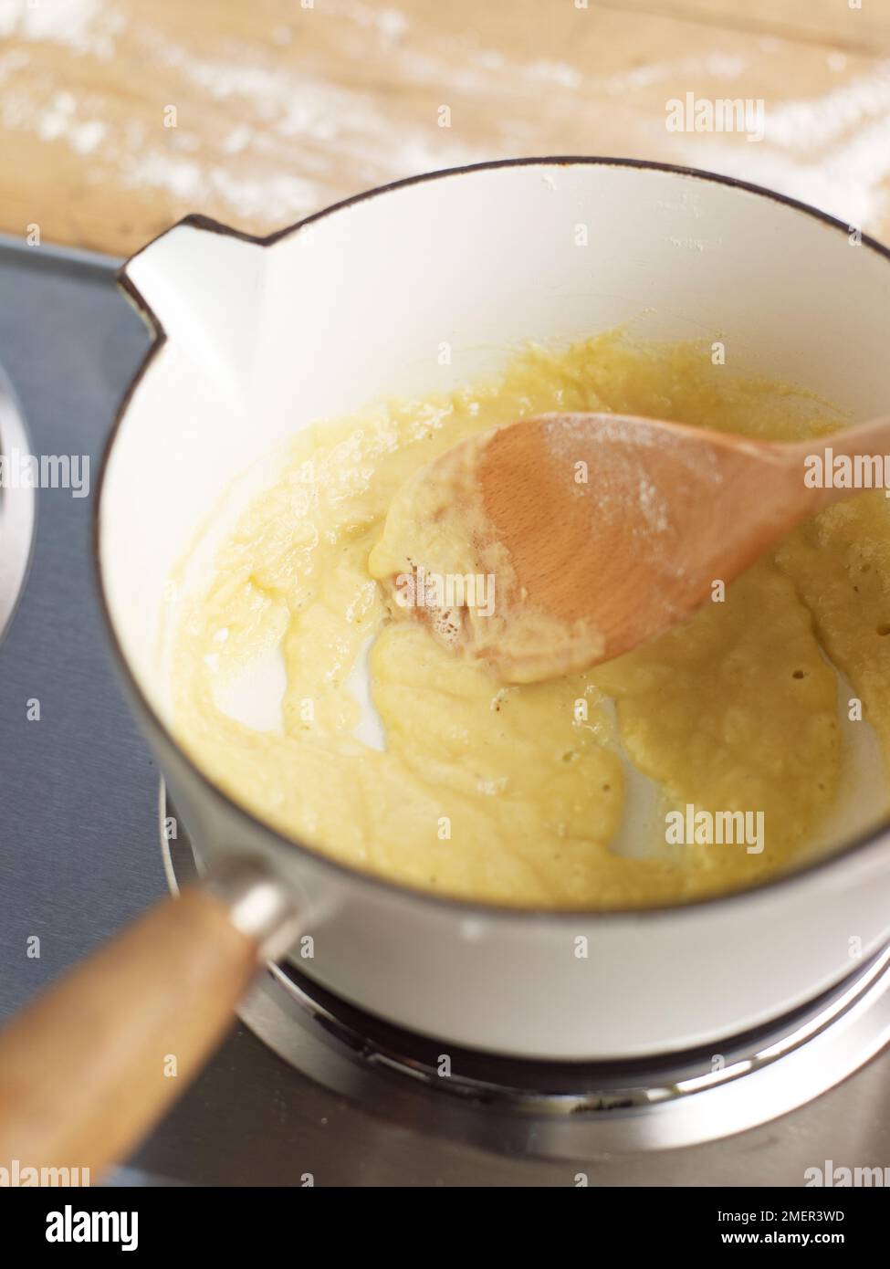 Mélanger le beurre fondu avec la farine (la cuisson béchamel) Banque D'Images