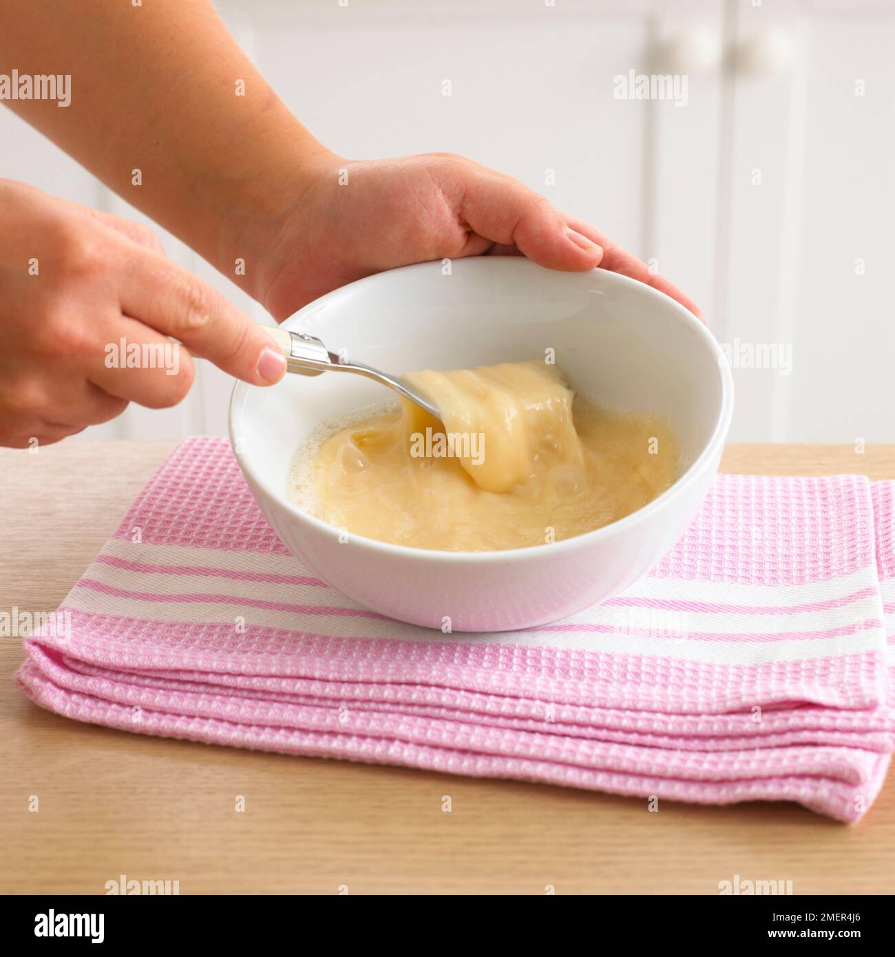Battre un bol d'œufs avec une fourchette Banque D'Images