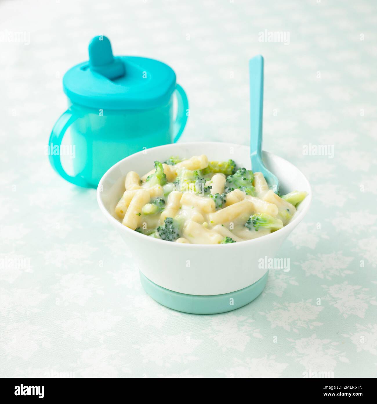 Pâtes de brocoli à la cheesy, nourriture pour enfants Banque D'Images