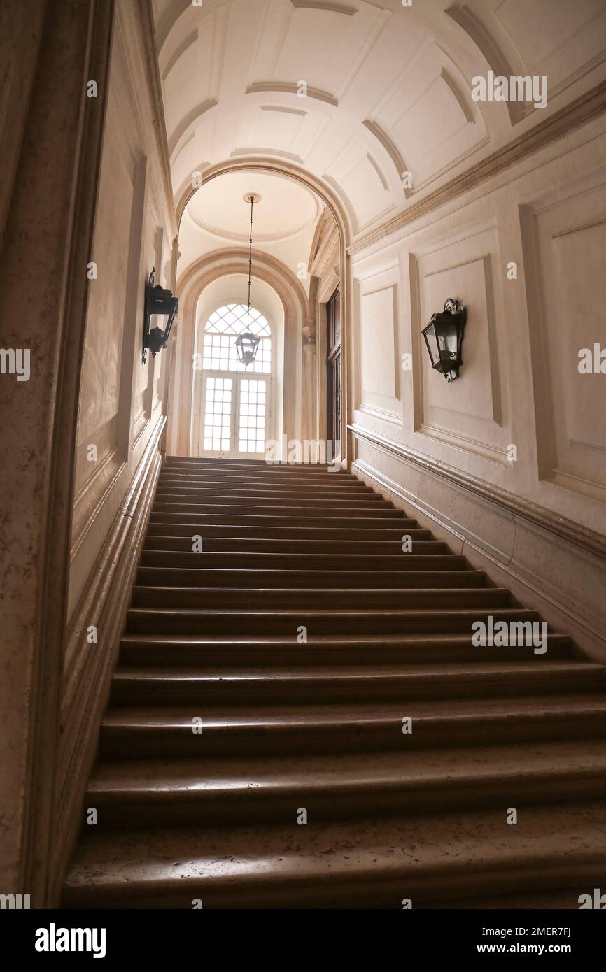 Mafra, Lisbonne, Portugal- 17 janvier 2023: Couloir, arches, Escalier en marbre et lampes du Palais - Couvent de Mafra Banque D'Images