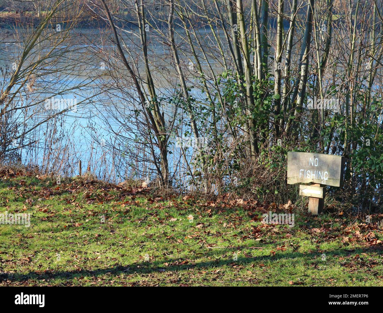 Pas de panneau de pêche à côté d'un lac. Banque D'Images