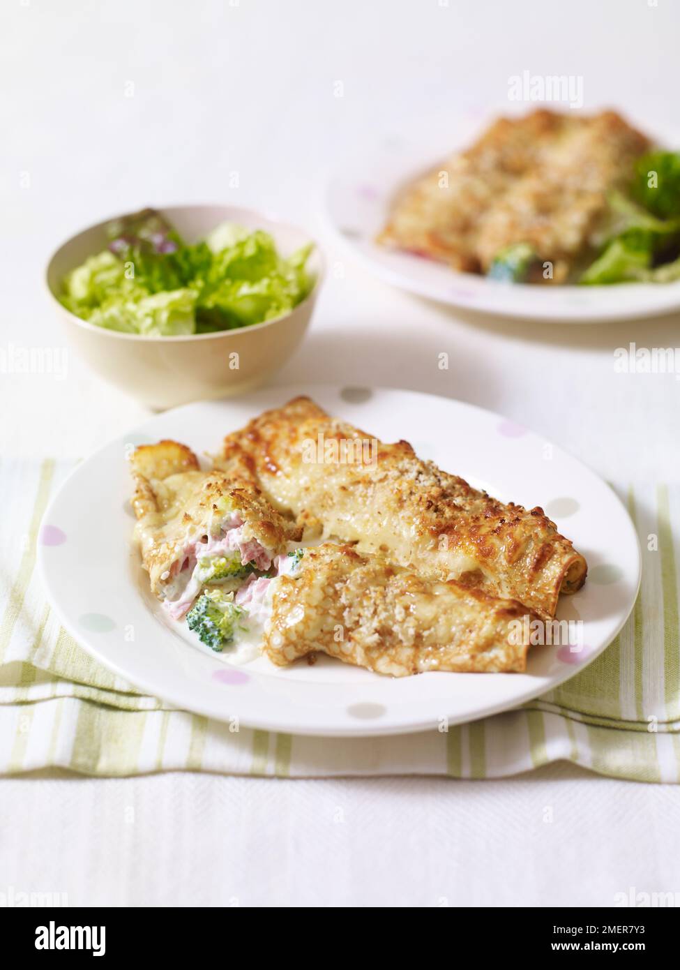 Cannelloni à crêpes au jambon Banque D'Images