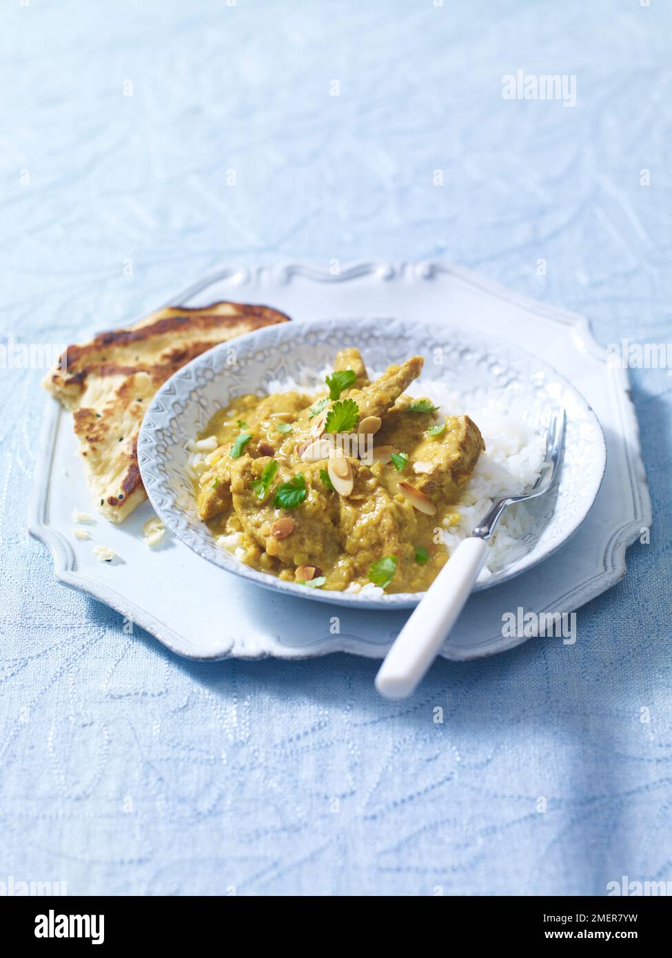 Curry de poulet crémeux et doux et riz Banque D'Images