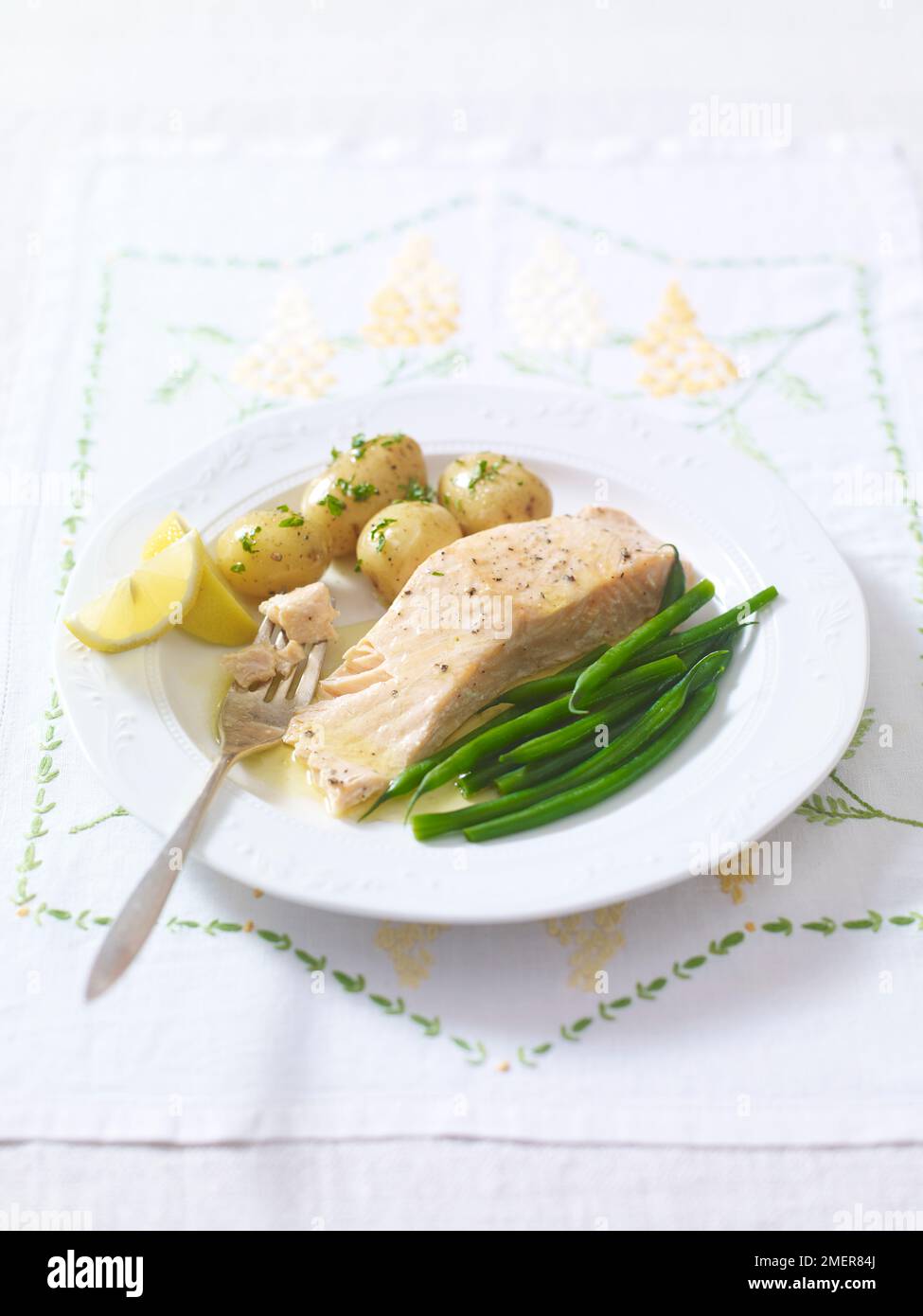 Saumon aux pommes de terre neuves et aux haricots verts Banque D'Images