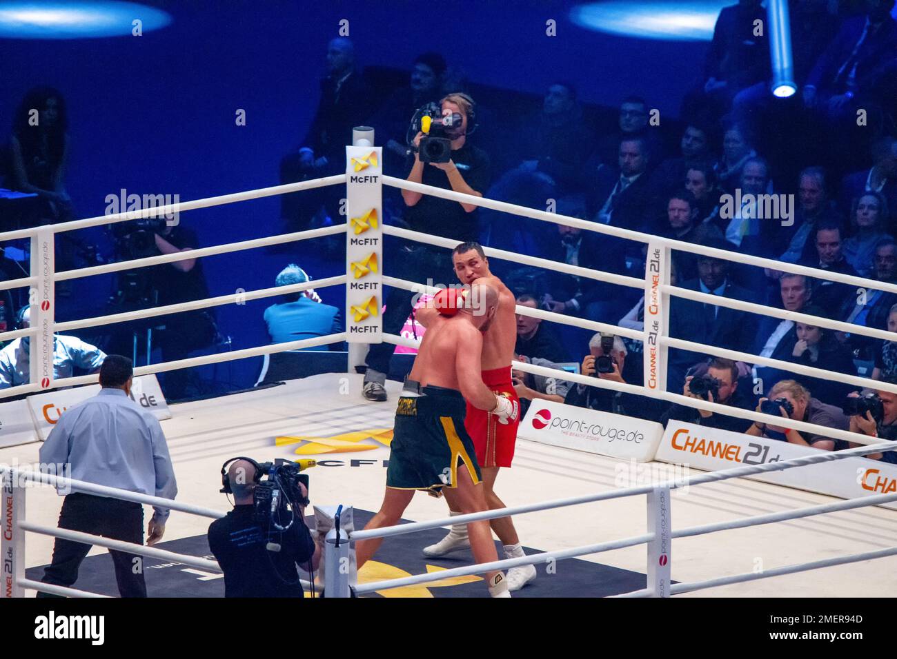 11-28-2015Dusseldorf, Allemagne. Tyson Fury obtient son long menton gauche Wladimir Klitschko, mais Klitschko a manqué (gant rouge à la gauche de la tête de Fury). GR Banque D'Images